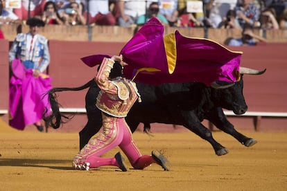 El diestro Sebasti&aacute;n Castella durante el primer toro de la corrida de Feria de San Miguel en la Maestranza de Sevilla.
 