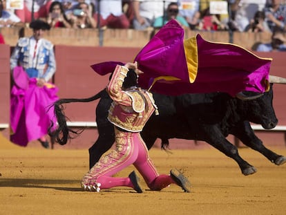El diestro Sebasti&aacute;n Castella durante el primer toro de la corrida de Feria de San Miguel en la Maestranza de Sevilla.
 