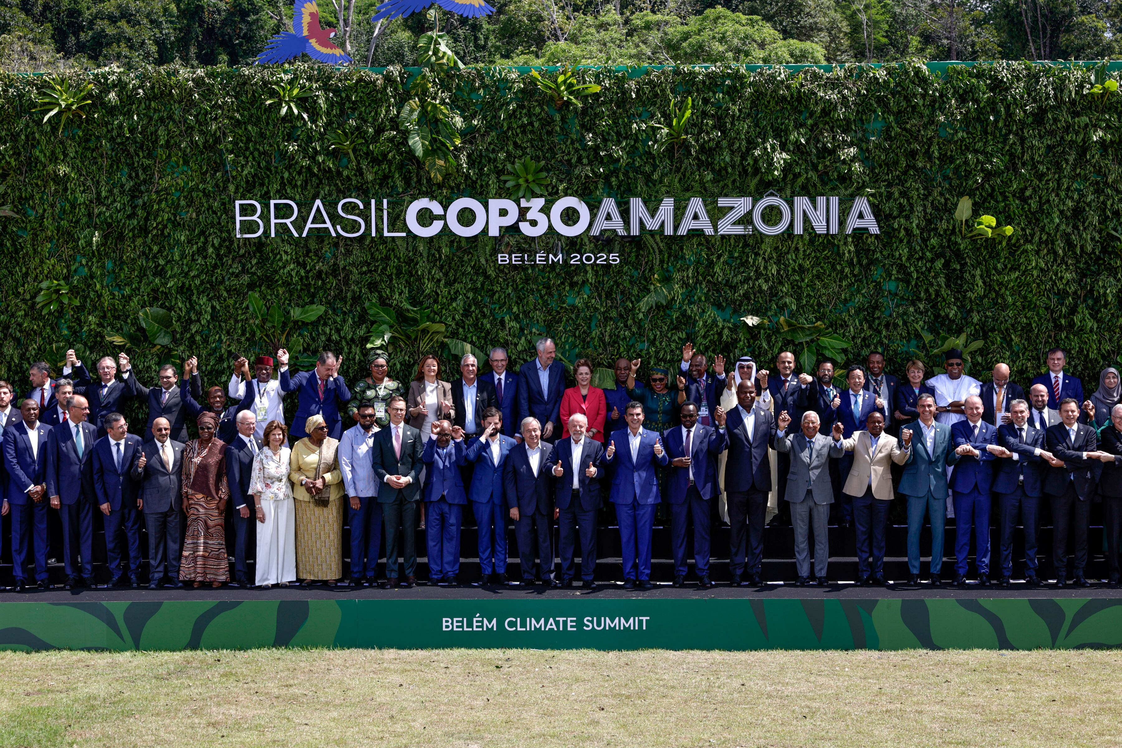  El presidente de Brasil Lula da Silva (c), posa junto a los asistentes a la cumbre de líderes de la COP30.