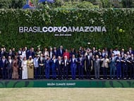El presidente de Brasil Lula da Silva (c), posa junto a los asistentes a la cumbre de líderes de la COP30.