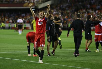 Rakitic celebra la clasificación del Sevilla con su afición.