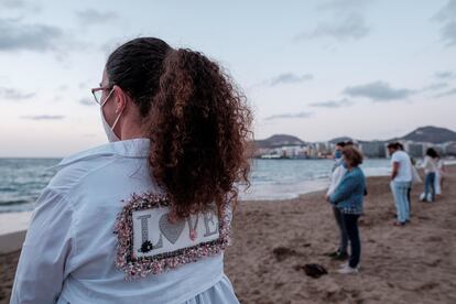 Un grupo de personas rinde homenaje el martes en la orilla de la playa de Las Canteras a la niña que falleció el domingo pasado, tras haber sido rescatada en estado crítico de una patera.