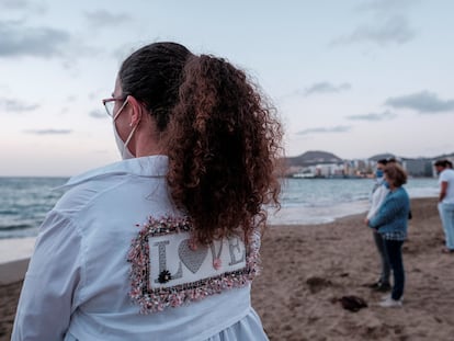 Un grupo de personas rinde homenaje el martes en la orilla de la playa de Las Canteras a la niña que falleció el domingo pasado, tras haber sido rescatada en estado crítico de una patera.