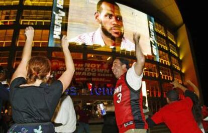 Aficionados de los Miami Heat reciben con alegría la noticia del fichaje de LeBron James por su equipo.
