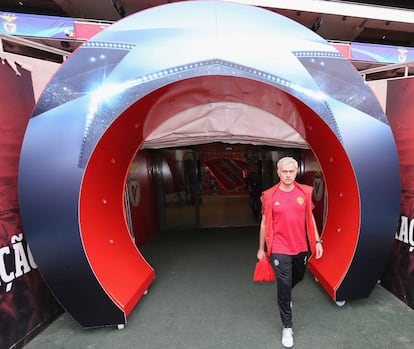 Jose Mourinho salta al Estadio da Luz durante el entrenamiento previo al partido del Manchester United contra el Benfica.