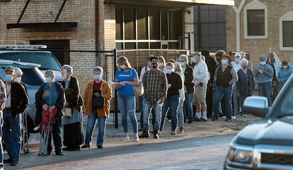 Una larga fila de personas esperan votar en la ciudad de Tyler, al este de Texas, el pasado 13 de octubre.