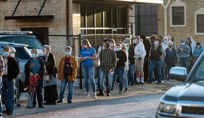 Una larga fila de personas esperan votar en la ciudad de Tyler, al este de Texas, el pasado 13 de octubre.