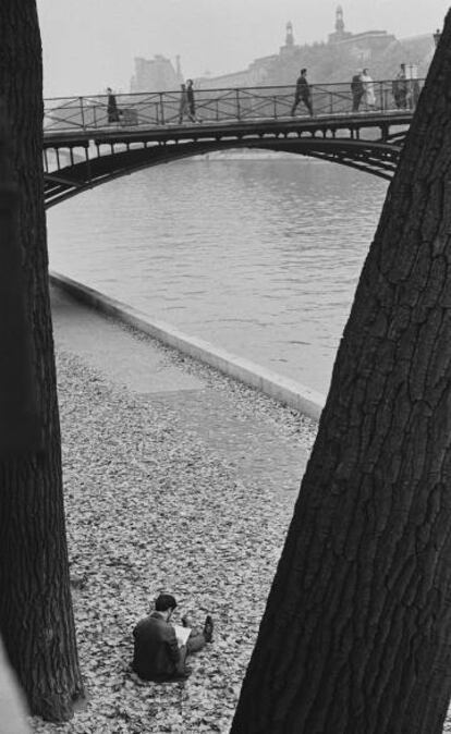 Foto tomada en París en 1963 de la serie sobre la lectura de André Kertész.