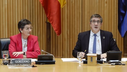 El presidente de la Comisión para la Reconstrucción Social y Económica, Patxi López  junto a la ministra de Asuntos Exteriores, Unión Europea y Cooperación, Arancha González Laya, durante una comparecencia ante dicha comisión del Congreso de los Diputados.