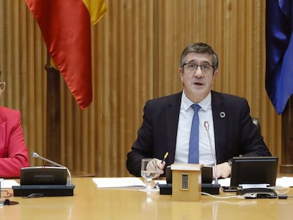 El presidente de la Comisión para la Reconstrucción Social y Económica, Patxi López  junto a la ministra de Asuntos Exteriores, Unión Europea y Cooperación, Arancha González Laya, durante una comparecencia ante dicha comisión del Congreso de los Diputados.