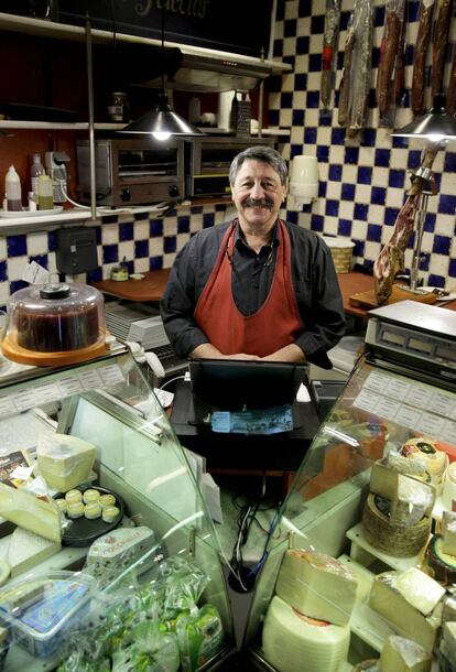 Paco Carmona, en Ultramarinos González, en el barrio de las Letras de Madrid.