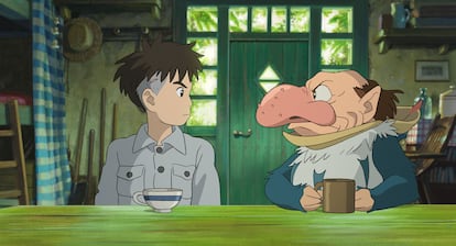 Mahito, el protagonista, y el duende que se esconde dentro de la garza de la última película de Miyazaki.