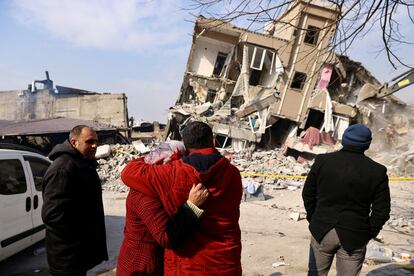 Ahmad y su esposa, Fatma Colakoglu, observan los restos de su vivienda destruida en Kahramanmaras (Turquía), el viernes.