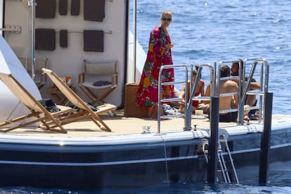 Marta Ortega, junto a Carlos Torreta y unos amigos, en el yate en el que que ha pasado recientemente unas vacaciones en la Costa Azul Francesa.