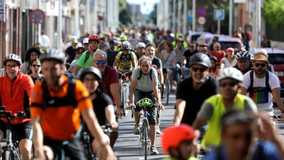 Participantes de la bicimanifestación en Elche de este sábado.