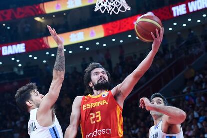 Sergio Llull (a la derecha) se dispone a lanzar a canasta ante la presión de los jugadores argentinos 