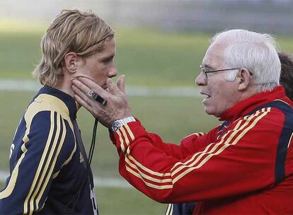 Luis Aragonés da instrucciones a Fernando Torres durante el entrenamiento de ayer.