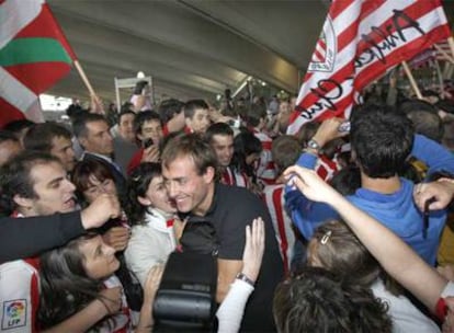 Yeste se abre paso con dificultad entre los centeneres de aficionados que acudieron ayer al Aeropuerto de Loiu para recibir al equipo.