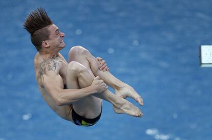 El francés Matthieu Rosset compite en salto. 