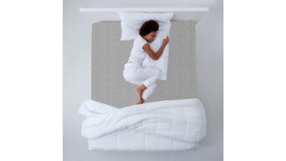 Funda para el colchón sobre fondo blanco.