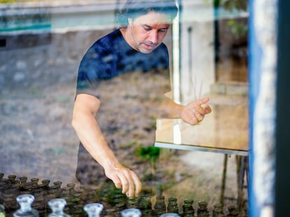 Aurélien Guichard en su laboratorio en medio del campo, a 10 kilómetros de Grasse y a diez pasos de sus plantaciones de rosa y nardo, examina los frascos de sus últimas creaciones. 