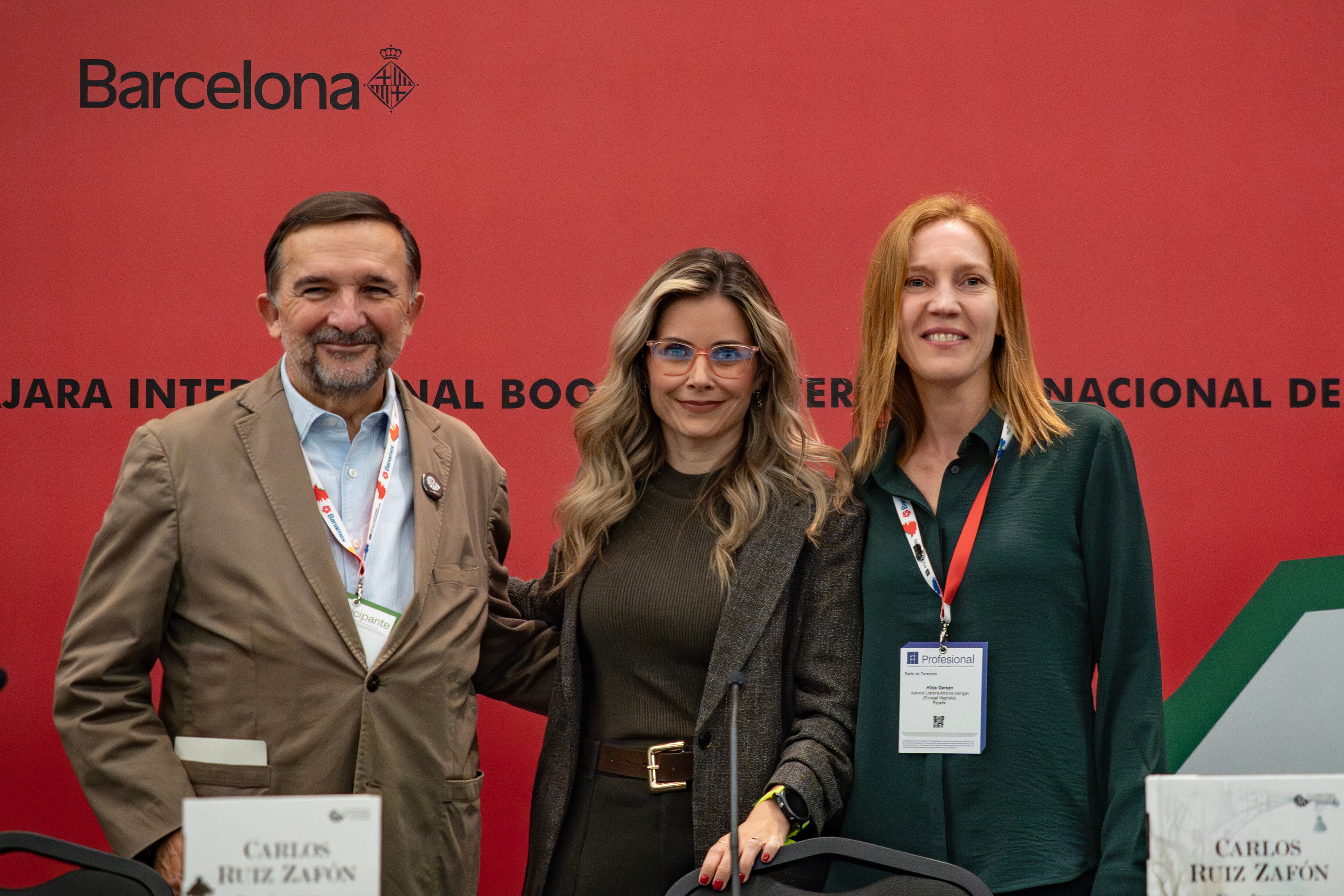 Sergio Vila-Sanjuán, Valentina Trava y Hilde Gersen en la FIL Guadalajara, el 1 de diciembre.