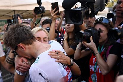 Pogacar abraza a su novia, la también ciclista eslovena Urska Zigart, tras cruzar la línea de meta.