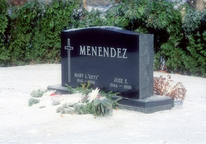 La tumba de José y Kitty Menéndez cubierta de nieve, en Princeton (Nueva Jersey), en 1994.
