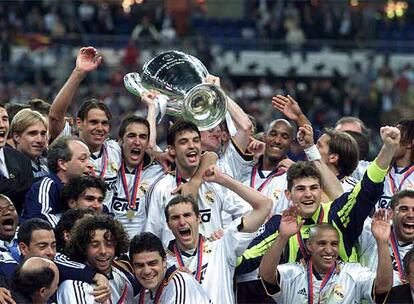 Dos años después de la Séptima, el Madrid conseguía su segunda Copa de Europa frente a otro español, el Valencia. Raúl marcó uno de los tres goles que se anotaron en el encuentro (3-0) y pudo festejar por segunda vez la consecución del máximo campeonato continental. En la imagen, el '7' blanco aparece abrazado a Fernando Redondo y a Morientes.