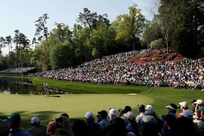 Tiger Woods practica en el hoyo 16 rodeado de público antes de que de comienzo el Masters de Augusta, el 3 de abril de 2018.