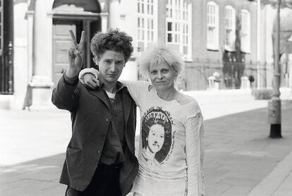 En los años 70 con Malcom McLaren posando con las claves estéticas punk que ella misma creó
