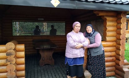 Tamara Umaeva (derecha), junto a una amiga en una caseta del lago Kezenoyan.