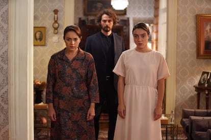 Ezgi Mola, Birkan Sokullu y Merve Dizdar, en una imagen de 'Inocentes'.