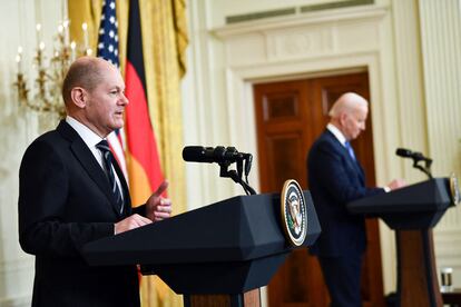 El canciller de Alemania, Olaf Scholz, y el presidente de EEUU, Joe Biden, durante una conferencia de prensa en la Casa Blanca en febrero de 2022.
