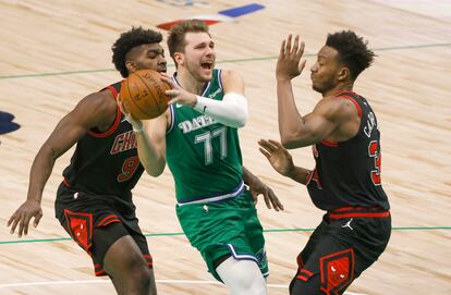 Doncic, entre Williams y Carter, en el Mavericks.Bulls.