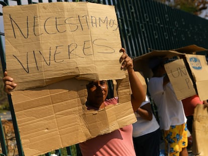 Una mujer sostiene un cartel durante una protesta por falta de ayuda del gobierno, tras el huracán 'Otis', en Acapulco, México, 5 de noviembre de 2023.