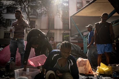 Cientos de migrantes haitianos, acampan en la Plaza Giordano Bruno de la colonia Juárez, en  Ciudad de México, el 20 de marzo de 2024.