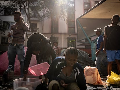 Cientos de migrantes haitianos, acampan en la Plaza Giordano Bruno de la colonia Juárez, en  Ciudad de México, el 20 de marzo de 2024.