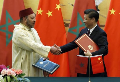 El presidente de China , Xi Jinping (derecha), estrecha la mano al rey Mohamed VI durante una ceremonia de firma de documentos en Pekín en mayo de 2016.