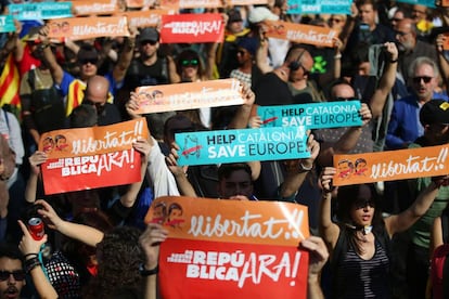 Ambiente independentista durante la concentración ante el Parlament en Barcelona.