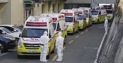 Ambulancias con pacientes contagiados de coronavirus llegan a un hospital en Daegu, Corea del Sur. 