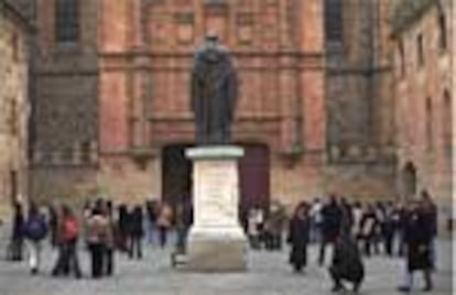 La estatua de Fray Luis de León domina el patio de las Escuelas Menores, frente a la fachada de entrada a la Universidad de Salamanca.