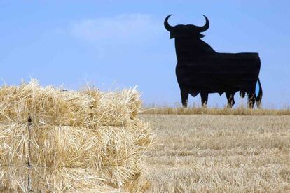 El toro de Osborne fue diseñado por el artista Manolo Prieto en 1957. Su primera versión tenía 4 metros de altura y era de madera. De ahí evolucionó hasta los 14 metros en chapa y completamente negro.