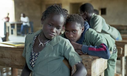 La mayoría trabaja en el sector informal donde están expuestas a abusos y aún existe una elevada tasa de abandono escolar femenino. Sólo el 43% de las mujeres mayores de 15 años saben leer, frente al 68 % de los hombres, según el Banco Mundial. En la fotografía, dos niñas asisten a clase en la aldea animista Elubaline, Casamance.