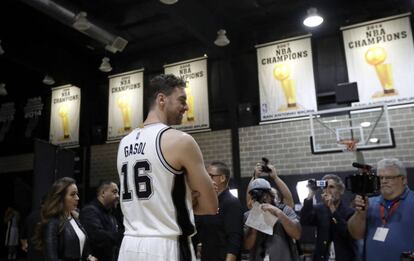 Pau Gasol, en la presentaci&oacute;n de los Spurs.