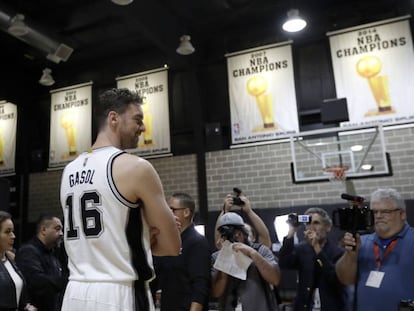 Pau Gasol, en la presentaci&oacute;n de los Spurs.