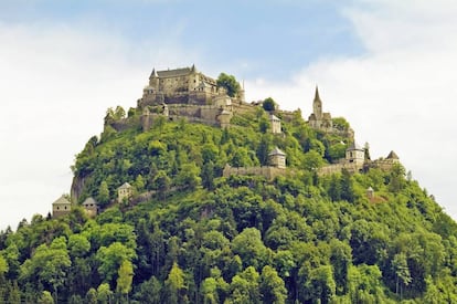 El castillo Hochosterwitz es el edificio histórico más emblemático del estado federado de Carintia, al sur de Austria. Se sitúa en lo alto de una escarpada roca, tanto que hay que atravesar 14 puertas para llegar de la llanura a la cima (también funciona un funicular inclinado, que gana en comodidad lo que pierde en encanto). Los registros históricos de este bastión se remontan al siglo IX, aunque el actual, el que ha llegado a nuestros días, data del XVI. Está en manos privadas, abre de abril a octubre, y organiza eventos como talleres de pintura, exposiciones fotográficas, torneos de caballeros medievales o conciertos. www.burg-hochosterwitz.com