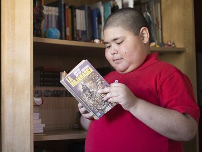 Rubén Darío Avalos lee un libro en su casa.