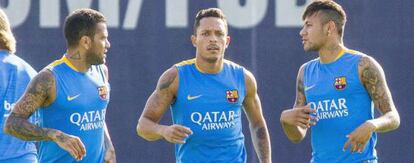 Adriano, junto a Neymar y Alves, en un entrenamiento del Barça.
