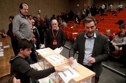 Maurico Valiente vota durante la asamblea constituyente de IU Madrid.